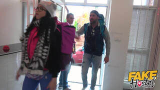Fake Hostel - Kolumbiai kisasszony a pasija előtt dug
