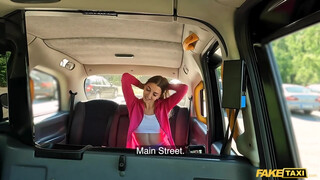 Fake Taxi - Sportos kiscsaj megkúrelva a taxiban