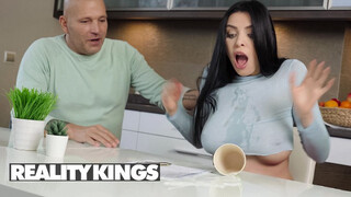 REALITY KINGS - Kira Queen a szomszéd hapsival szexel