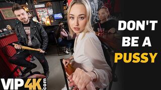 Bátor világos szőke pornószínész döngeti idegen faszit a bárban