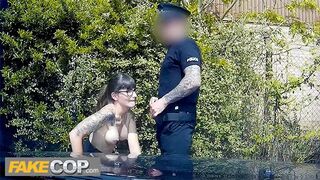 Rendőr megdugja a sötét hajú geek puncit és rálövi a szemüvegére - fake cop