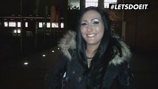 Mira grey német csoki szajha reszeli az idegent pénzért a buszon