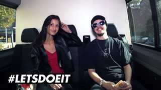 Vékony fekete Coco Kiss pénzért cidázza a méretes néger fazt az kocsiban