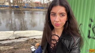 Spermafriss csajszi sétál a parkban, arcán a forró fröccsenéssel