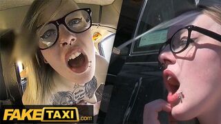 Tetovált Brit Alt-Modell Szemüvegben Rendesen Megbaszva a Fake Taxi Autójában