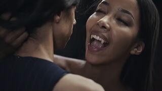 Ebony Vampire Mistress Lia Lin elcsábít egy kolumbiai hatalmas tőgyes tini nőcit a Vampired durva domina játékában
